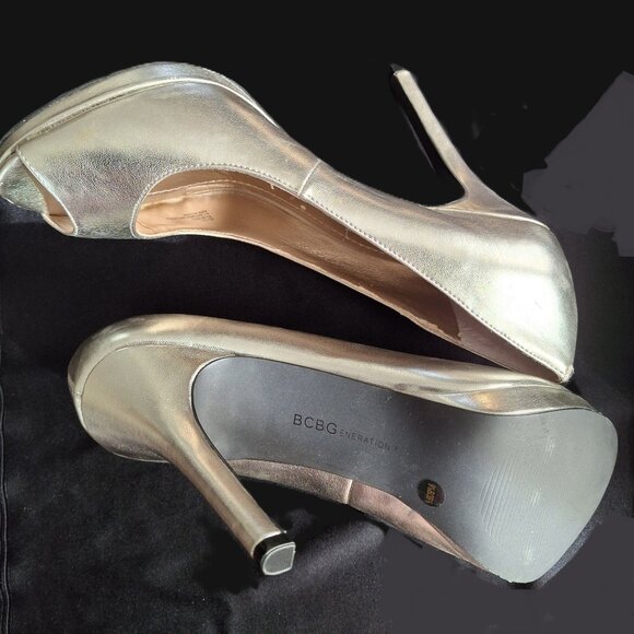 BCBGeneration Silver Metallic Peep-Toe 4.5 in Heel Pumps Sz 9.5 NWOT - Picture 8 of 9